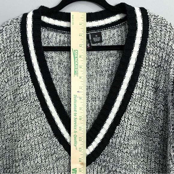 Ultra Flirt Plus V-neck soft and roomy Black&White woman’s Sz 1X - Picture 12 of 12